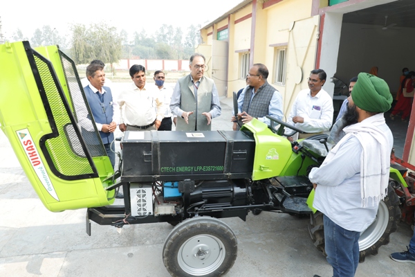 ./writereaddata/CImages/5 Addl Secretary discussing about battery operated tractor.JPG